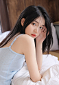 在家抱着枕头也能度过愉快的一天，吊带背心短裤美腿美女悠闲居家图集 - 搜优图片网