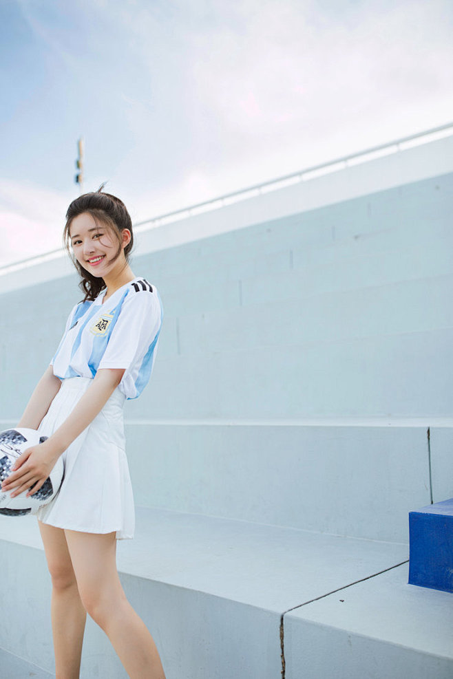赵露思清新装扮化身足球少女 助力世界杯