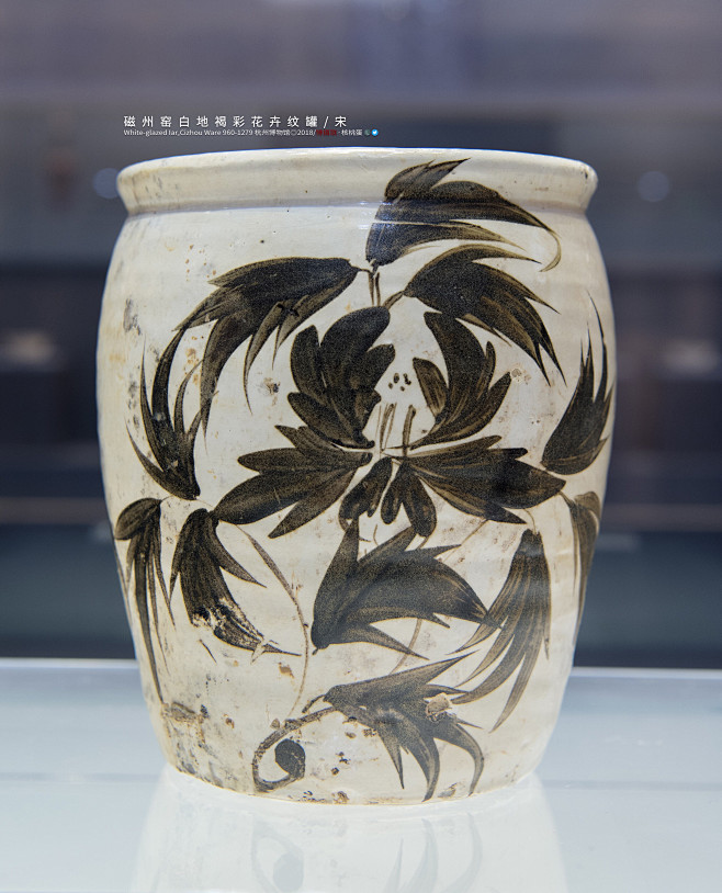 宋磁州窑白地褐彩花卉纹罐杭州博物馆藏
