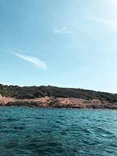 时而宁静时而波涛汹涌的海边