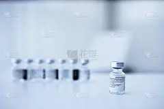 抗击冠状病毒大流行的COVID-19疫苗安瓿。