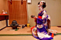 京都の茶室で舞妓の衣装を着た日本人女性が茶道を実践 - kimono ストックフォトと画像