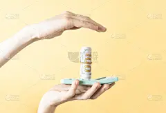 把黄色背景上有钱的计算器交出来。商业保险的主题。