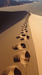 沙漠中的行走脚印图片