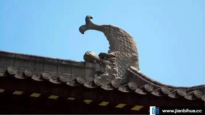 螭吻一般被认为是龙的第九子，平生好吞，喜欢东张西望，经常被安排在中国宫殿建筑的屋脊上，做张口吞脊状，并有一剑固定。