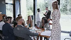 电影拍摄的年轻快乐的金发女老板领导业务团队办公室会议，都戴着防护面罩。