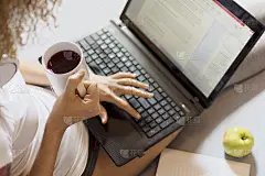 俯视图女孩在床上用笔记本打字