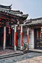 普宁德安里民居群
德安里于清光绪十年（1884年）建成，是清末广东水师提督、名将方耀与其兄弟共同营建的家族集居寨。整个建筑群由老寨、中寨和新寨三部分组成，是潮汕地区现存规模最大、保存最完整的府第式建筑组群，全国罕见。
德安里的建筑形式集潮汕民居建筑之大成：五间过、四点金、下山虎、驷马拖 ​​​​...展开全文c