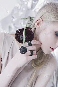 年轻女子在工作室摆姿势