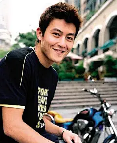 [上海地铁撤除陈冠希广告] 近日，上海地铁里的一则广告引来了不少网友关注，该广告是“艳照门事件主角”陈冠希所代言的某租车公司五周年庆的海报，一些乘客表示“难以接受”。前日，上海工商官方微博称，考虑到市民的感受和地铁公共空间的特殊性，在工商部门协调下，上海申通德高地铁广告有限公司已主动着手撤除该广告。有网友反映，乘1号线时，发现车厢内张贴着陈冠希所代言广告的海报，“问题艺人的大幅广告出现在公共空间，这是在宣扬什么？会不会有损公德误导青年？”记者乘坐1号线，询问乘客对这一广告的看......