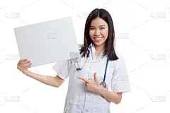 年轻的亚洲女医生指着一个空白的标志。