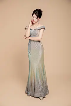 全身照站立银色晚礼服名媛女性人物摄影图