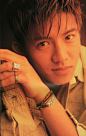 木村拓哉（Kimura Takuya）1972年11月13日出生于日本东京，演员、歌手   代表作品《爱情白皮书》、《悠长假期》、《Hero》、《Good Luck》等