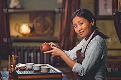 年轻的茶艺师在房间里