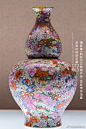 【百花不落地】是将粉彩与金彩结合，各色花朵将整个画面填满，不露出瓷底，也不露出花朵的枝干。百花如同天女散花，浮于空中，故称“百花不落地”。又称“万花锦”。

清嘉庆/锦地描金花卉纹瓶/河北博物院藏
清乾隆/粉彩百花图葫芦瓶/国家博物馆藏
拍摄by.老猪的碎碎念 ​​​​