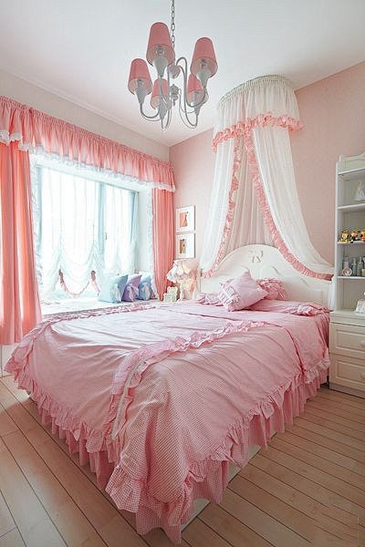 梦幻的淡粉色调，床头高高的帷帐，很有欧式...