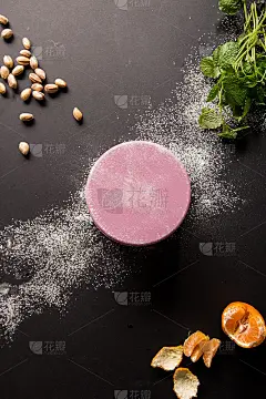 粉红色的圆形硅胶烤盘，用于制作松饼或蛋糕，面粉，水果和浆果，薄荷，从上面拍摄，黑色孤立的背景或桌子，