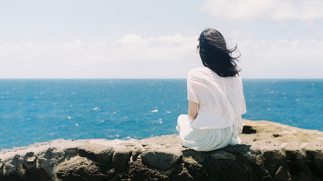 美女清新夏天的风海边森女背影桌面壁纸