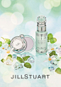 ::.UrCosme.::[限量]  JILL STUART【沁夏薄荷限定品】打造夏日的極致美肌 | JILL STUART 美妝新聞 | 2015年4月16日 : JILL STUART 美妝新聞, 
透過澄淨肌膚呈現出女孩子的「可愛感」，吉麗絲朵的肌膚保養系列。

為了實現柔滑且具有透明感的極致美肌，曾經於上市後獲得好評的商品，以限定品之姿全新升級登場。

無論是粗大的毛孔或是容易黏膩的夏季肌膚，都能聰明地完美潤飾。
蘊含檸檬等水果、橙花以及薄荷等成分，只需輕輕噴灑或薄透塗抹，即可...
