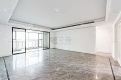 翻新的老房子空房间与墙壁内部