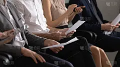 近距离观察在办公室等待工作面试的不同申请人。