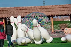 遇见冬天遇见你 ——来鸣沙山月牙泉回忆童年啦_充气 : 还有搞笑的“充气相扑”和“粘粘墙”， 遇见冬天遇见你，一起来鸣沙山月牙泉吧，挑一个阳光灿烂的午后，带上家人，带上朋友，晒晒太阳，呼吸新鲜空气，放下所有的压力，回忆童年，享受一场特殊…