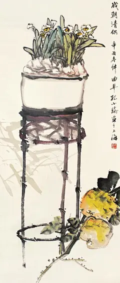 孔小瑜(1899-1984)，原名宪英，生于慈溪庄桥孔家村。初在沪上活动，后赴香港，1951年毅然北返，参加内地建设;1955年后，应邀赴安徽艺术学校执教，兼任安徽画院副院长，并被选为安徽省人大代表。晚年任职安徽艺术学校教授，安徽画院副院长、省人大代表。

擅长花卉博古，追求形象逼真，笔意松动逸格。并刻苦练就了强记默写的本领，从三代青铜器外，广涉人物、翎毛、走兽、鱼虫手到形俱，呼之欲出，无所不精。其博古画与张善孖的虎、熊松泉的狮并称。其出众的表现力人称任佰年后第一人，为&quot;海上画派&quot;代表