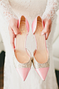 Kate Spade公主风婚鞋。来自：婚礼时光——关注婚礼的一切，分享最美好的时光。#新娘配饰##婚鞋#