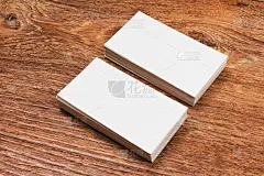 木质背景的空白名片，特写