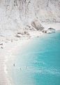 Pomice beach, Aeolian Islands, Sicily, Italy。埃奥利群岛，是意大利西西里岛北方第勒尼安海中的火山群岛。陆地总面积88平方公里，有7个大岛和一些小岛，大致呈Y字形排列，Y字形的西端是阿里库迪(Alicudi)岛，北端是斯特龙博利(Stromboli)岛，南端是武尔卡诺(Vulcano)岛。其他的大岛是利帕里岛、萨利纳(Salina)岛、菲里库迪(Filicudi)和帕纳雷阿(Panarea)岛。 #景点# #国外#