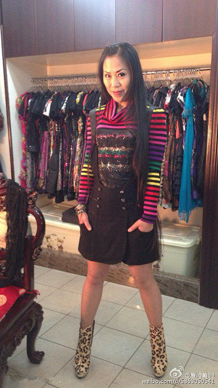 服装店的熟女老板娘自己做模特爽翻翻