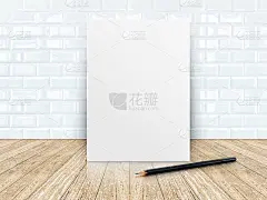 海报框架在瓷砖，陶瓷墙和木地板