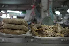 厨师用猪肉和猪内脏做面条