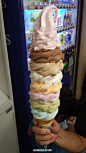 东京中野百老汇甜品店“Dailychiko”的人气商品——超大八宝冰淇淋。自上而下是枥木草莓、巧克力、摩卡、香草、甜瓜、葡萄、抹茶、弹珠汽水等8种口味，每支售价仅为390日元（约合人民币22元）！！