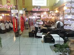 这里按摩店都写有Wifi 真人性化~,一只鱼在路上