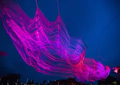 随着夜晚降临，雕塑逐渐变成紫红色的灯光装置，吸引着游客_5515711745