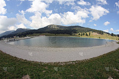 高山环抱的高山湖