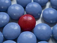 背景巧克力。红色和蓝色的巧克力占据了整个画面