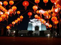 民俗专家介绍，古时元宵节可称“狂欢节”，曾经放假长达十天。不过由于时代变迁以及安全等方面的因素，今天的元宵节虽然恢复了一些旧时习俗，但已不像过去那么热闹。在众多传统节日中，元宵节显得有些“另类”——游艺项目众多且主要在夜间举行。是夜，灯火通明、鼓乐喧天，在习惯“日出而作、日落而息”的农耕时代颇为少见。民俗专家认为，元宵节可称是全民的“狂欢节”。