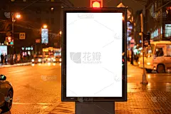 城市垂直广告广告牌。夜晚城市中的城市形式。发光广告领域模型。