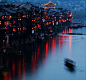 视觉志：凤凰古城的夜幕，泛一叶轻舟，荡漾在灯火夜色中。（598x556）