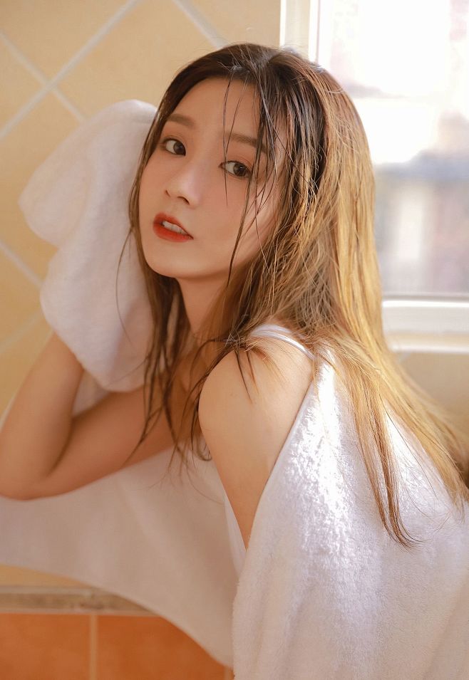 如水般温柔的高颜值，大眼睛湿发美女小姐姐...