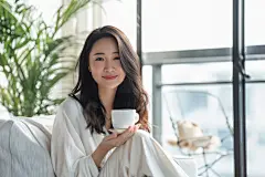 惬意喝茶的居家美女