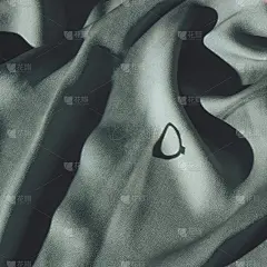阴影订婚戒指在背景天鹅绒绿色纹理布。极具创意的浪漫夏日早晨。一个情人节或婚礼的想法。