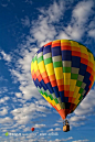 空中彩色热气球背景图片