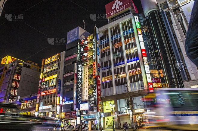 日本东京，夜晚霓虹灯照耀的涉谷路口素材-花瓣网