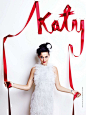 水果姐凯蒂-佩里（Katy Perry）登上英版《glamour》封面，片中Katy与帅气“圣诞小哥”搞笑互动。