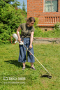 女人割草修剪器。特写手割草的肖像。割草。,Woman mows the grass trimmer. Portrait of a close-up hand mowing grass. Cut the lawn. - 图虫创意-全球领先正版素材库-Adobe Stock中国独家合作伙伴