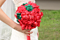 #手工丝带捧花##DIY新娘##手工婚庆#靓丽的大红色配上少许深绿色，白色的珍珠和各色水晶。集中国风与现代风为一体，适合各种风格的婚礼！