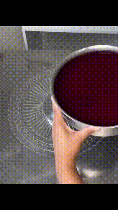 厨师：趁蛋糕不注意
蛋糕：趁厨师不注意